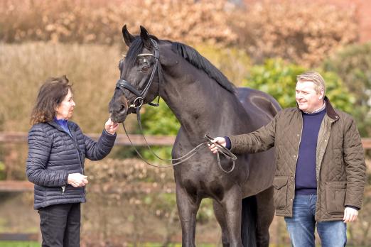 Foto: Rubin Royal OLD mit seiner Züchterin Harli Seifert und an der Hand von Wolfgang Stagge, Betriebsleiter des DLZ - Fotograf: Fotograf: www.Equitaris.de / Becker 