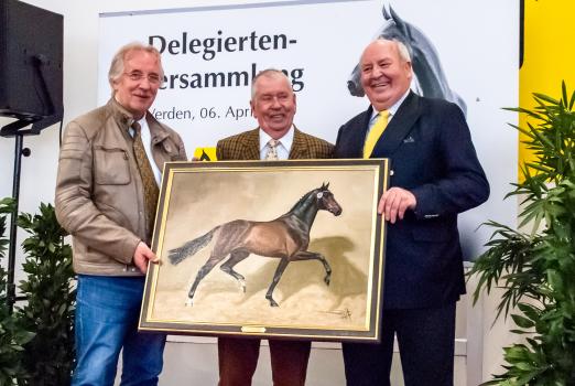 Foto: Manfred Schäfer (rechts) zeichnet Detlef Ruddat (Mitte) mit dem Fritz v. d. Decken-Preis aus. Das Gemälde wurde von Manfred Busemann (links) angefertigt - Fotograf: Hannoveraner Verband