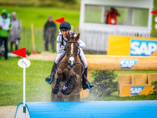 Das Foto zeigt die Siegerin im SAP-Cup beim CHIO Aachen 2023, die Britin Yasmin Ingham auf „Banzai du Loir" - Fotograf: CHIO Aachen/Arnd Bronkhorst