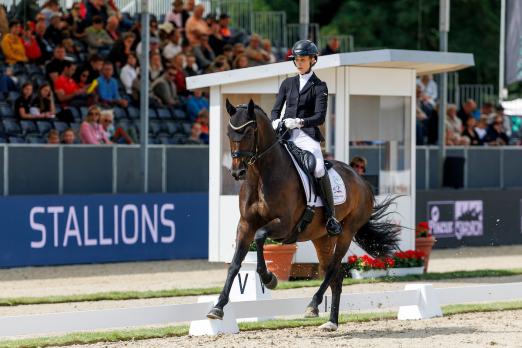 Foto: La Jolie SW OLD und Carina Scholz siegten im Kleinen Finale der Sechsjährigen - Fotograf: Sportfoto Lafrentz