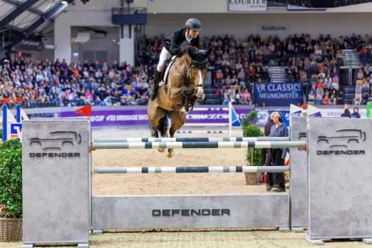 Foto: Das DEFENDER Championat von Neumünster scheint ein ‘glückliches Pflaster’ für Wernke-Reiter: dritter Platz und Sonderehrenpreis für Tobias Schwarz (GER) mit Lugano - Fotograf: sportfotos-lafrentz.de