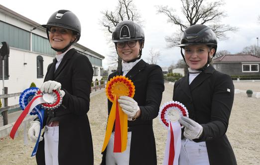 Foto: Vergnügtes Trio aus der Dressur Kl. S* im Turnierclub Maas J. Hell: Siegerin Antonia Zimmermann (mi.) Janna Gebauer-Jochheim (Berlin) mit gleich zwei Platzierungen und die 15-jährige Anni Weiss (re.), die erst die zweite S-Dressur ihres Lebens bestritten hatte - Fotograf: Brüske-Medien
