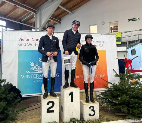 Foto: Turnierchef Felix Ewald (v.l.), Robert Conredel und Annie Bruß waren die Top-Drei in der Springpferdeprf. Kl. A** in Neustadt-Dosse - Fotograf: Wiedmer Foto: Turnierchef Felix Ewald (v.l.), Robert Conredel und Annie Bruß waren die Top-Drei in der Springpferdeprf. Kl. A** in Neustadt-Dosse - Fotograf: Wiedmer