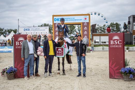 Foto: Christian Kukuk freut sich über den Sieg mit der neun-jährigen Viki Van Gogh, es gratulieren Enno Glantz (Turnierleiter), Holger Wulschner (Sportchef), Alfred Behrends (BSC Energie) und Christoph Lanske (Sportchef) - Fotograf: Maria Seiler Foto: Christian Kukuk freut sich über den Sieg mit der neun-jährigen Viki Van Gogh, es gratulieren Enno Glantz (Turnierleiter), Holger Wulschner (Sportchef), Alfred Behrends (BSC Energie) und Christoph Lanske (Sportchef) - Fotograf: Maria Seiler