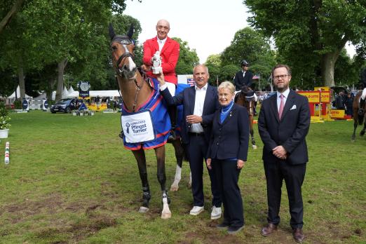 Foto: Innenminister Roman Poseck Präsidentin Kristina Dyckerhoff und Vizepräsident Philipp Fünfrock gratulieren dem Sieger Vladimir Tuganov (PLE) - Fotograf: Frank Hennig