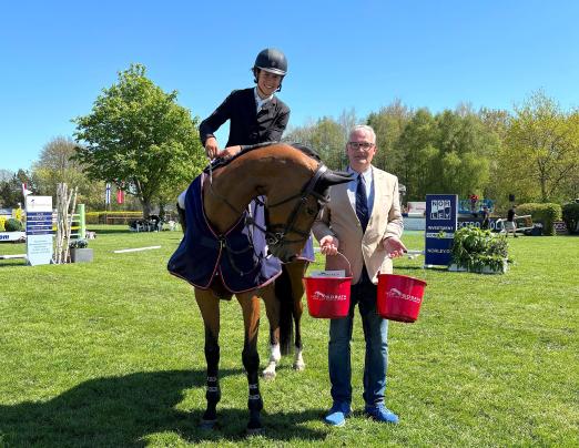 Foto: Eindeutige Interessenlage bei Ciaran Nallons Megallon K in der Siegerehrung, die eigentlich Nallons Little Special in Red M galt - ist was schmackhaftes in den Eimern - Fotograf: RC Rosenbusch
