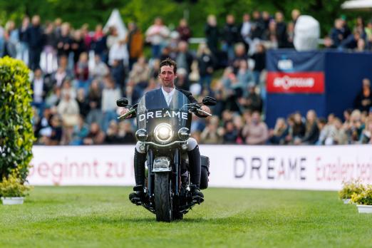 Foto: Souverän steuerte David Simpson die Harley über den traditionellen Derbyplatz in Klein Flottbek. Der Ire hat am Freitagnachmittag die zweite Qualifikation in der Al Shira’aa Derby-Tour präsentiert von Dreame gewonnen, die Harley war der Siegerpreis - Fotograf: sportfotos-lafrentz.de