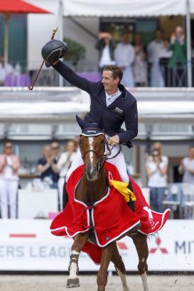 Foto: Wurde begeistert gefeiert und freute sich riesig - Felix Hassmann hat mit Balance die "Goldene Peitsche" aus Nörten-Hardenberg entführt - Fotograf: Stefan Lafrentz Foto: Wurde begeistert gefeiert und freute sich riesig - Felix Hassmann hat mit Balance die "Goldene Peitsche" aus Nörten-Hardenberg entführt - Fotograf: Stefan Lafrentz