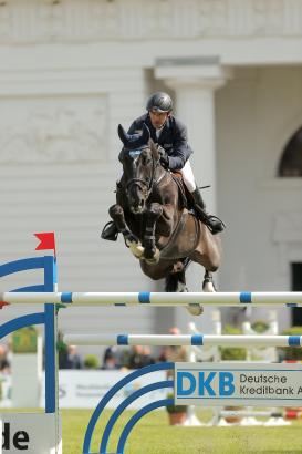 Foto: Mecklenburgs Springsportasse - hier Holger Wulschner mit BSC Cavity - bekommen mächtig Konkurrenz beim Pferdefestival Redefin - Fotograf: Stefan Lafrentz
