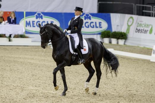 Foto: Jessica von Bredow-Werndl und Unee BB sichern sich den Triumpf im Grand Prix - Fotograf: Stefan Lafrentz