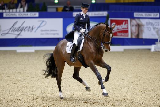 Foto: Helen Langehanenberg und Suppenkasper heißen die beiden ersten Sieger des SIGNAL IDUNA CUP in Dortmund 2017 - Fotograf: Sportfotos-Lafrentz