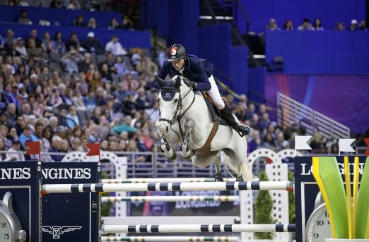 Foto: Martin Fuchs hier mit Clooney beim Weltcup-Finale im US-amerikanischen Omaha nimmt jetzt Kurs auf die Goldene Peitsche - Fotograf: Stefan Lafrentz