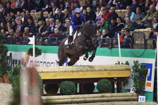 Foto: Moa Culle und Caspar vertraten schwedische Farben beim Indoor-Eventing der VR Classics 2015 - Fotograf: Stefan Lafrentz