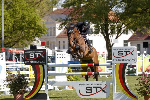 Foto: Der Däne Sören Pedersen war der erste Sieger beim Pferdefestival Redefin mit Tailormade Chacladine - Fotograf: Stefan Lafrentz
