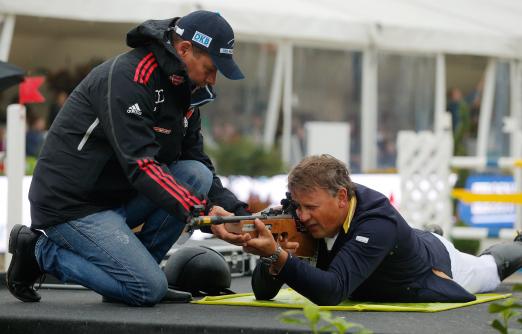 Foto: Ulrich Kirchhoff (UKR) Sieger im Reit-Biathlon-Sparkasse, Mannschaftswertung präsentiert von der Firma Ozark mit Biathlon-Legende Frank-Peter Roetsch. - Fotograf: Stefan Lafrentz