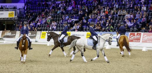 Foto: Die jungen Reiterinnen des RC Hude eroberten mit ihren Ponys Platz 1 in der Mannschafts-Dressurkür Kl. A - Fotograf: Stefan Lafrentz