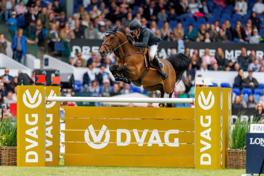 Foto: Harrie Smolders (NED) hat sich mit Mr. Tac den Sieg im Championat von Hamburg, im Preis der Deutschen Vermögensberatung AG, beim Al Shira'aa Deutsches Spring- & Dressur-Derby gesichert - Fotograf: sportfotos-lafrentz.de