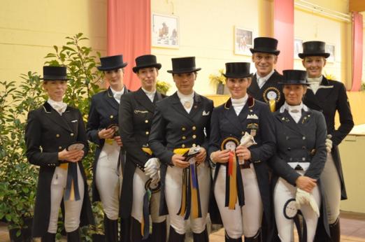 Foto: Platzierten aus dem Prix St. Georges für Amateure v.l. Andrea Schmidt, Kristina Ankerhold, Ann-Kathrin Bergmann, Lina Liu, Susan Dutta, Dr. Stefan Luczak, Marion Loew und Natascha Hülsey. - Fotograf: ADC)