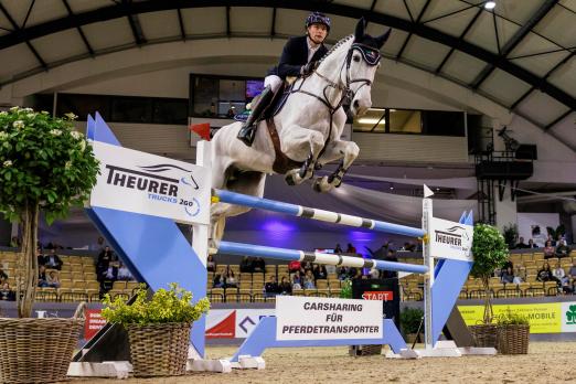 Foto: Patrick Stühlmeyer (GER) und Chavanna PS können das letzte Springen der VR CLASSICS, den Preis von Wolfgang Zipperle den Theurer Trucks 2GO Youngster Cup, Finale Internationale 2-Phasen-Springprüfung (1,40m) für 7 & 8-jährige Pferde für sich entscheiden - Fotograf: sportfotos-lafrentz.de