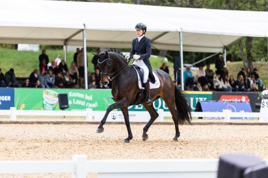 Foto: “Schnurstracks” Richtung Finale des NÜRNBERGER BURG-POKALs getrabt und den Stilpreis gewonnen - Sabina Schrödter und Feine Bella NRW in München - Fotograf: Clara Wehrmann