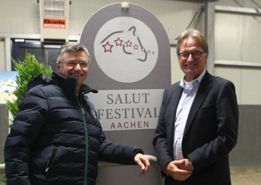 Foto: Otto Becker und Frank Kemperman, Vorstandsvorsitzender des Aachen-Laurensberger Rennvereins e.V. und einer der drei Turnierleiter des Salut-Festivals - Fotograf: Salut-Festival/Marx