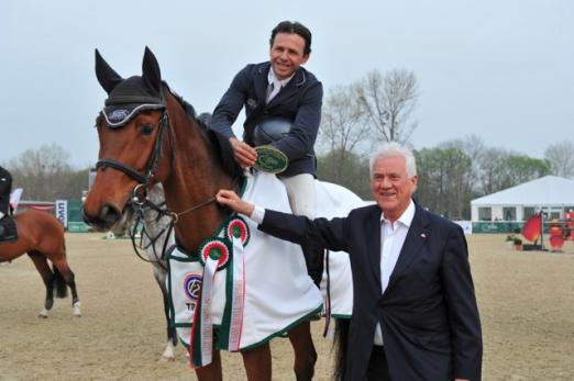 Foto: Youngster Tour Finalsieger bei den 6-Jährigen: Markus Saurugg (AUT/St) mit seiner Zita 94 und Magna Racino Gastgeber Frank Stronach - Fotograf: Tomas Holcbecher & Hervé Bonnaud