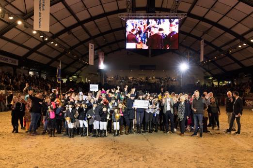 Foto: Glückliche Gesichter und Team Spirit - Der Schauwettkampf der Vereine hat Tradition in Neumünster - Fotograf: reitsport-hellmann.de