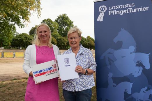 Foto: Die Hessische Ministerin für Familie, Senioren, Sport, Gesundheit und Pflege, Diana Stolz überreicht den symbolischen Scheck in Höhe von 100.000 Euro an die Präsidentin des WRFC, Kristina Dyckerhoff - Fotograf: Frank Hennig Foto: Die Hessische Ministerin für Familie, Senioren, Sport, Gesundheit und Pflege, Diana Stolz überreicht den symbolischen Scheck in Höhe von 100.000 Euro an die Präsidentin des WRFC, Kristina Dyckerhoff - Fotograf: Frank Hennig
