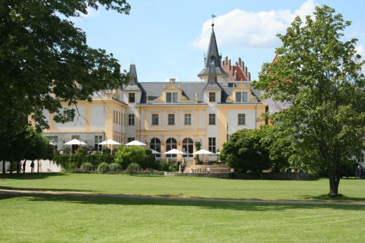 Foto: Für Diskussionen über Zucht und Sport bietet Schloss Liebenberg am 11. April das ideale Ambiente. - Fotograf: DKB