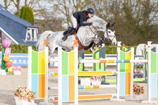 Foto: Verbindet Sport und Turnierleitungspflichten in Ehlersdorf - Ausbilderin Miriam Schneider, hier mit Querida - Fotograf: Ch. Beeck