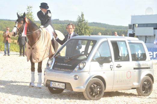 Foto: die erfolgreichste Reiterin des Turniers, Dorothee Schneider, mit dem Hausherrn Prof. Edwin Kohl und ihrem Sonderehrenpreis, dem elektrischen Stadtauto von Mia Electric. - Fotograf: a-focus altenhofer