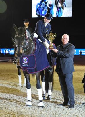 Foto: Ihren ersten Auftritt im Grazer Dressurviereck beendete Dorothee Schneider (GER) heute im Nürnberger Versicherung Grand Prix mit einem Sieg auf Silvano. - Fotograf: Fotoagentur Dill