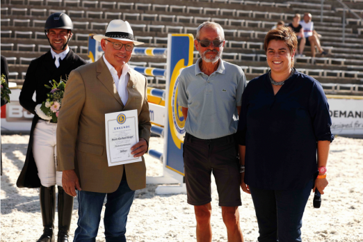 Foto: Eberhard Geiger bei seiner Ehrung in Marbach - Fotograf: Ludwiga von Korff