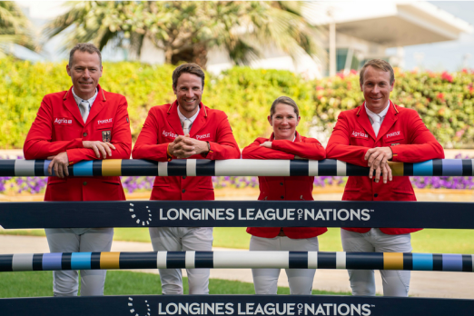 Foto: Das deutsche Team bei der ersten Etappe der Longines League of Nations in Abu Dhabu: Christian Ahlmann, Christian Kukuk, Jörne Sprehe und David Will (v.l.). - Fotograf: FEI/Longines League of Nations