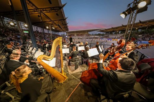 Das Foto zeigt das Sinfonieorchester Aachen unter der Anleitung von Generalmusikdirektor Christopher Ward bei „Pferd & Sinfonie“. - Fotograf: CHIO Aachen