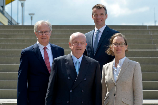 Foto: Große Ziele im Blick: FN-Präsident Martin H. Richenhagen (2.v.l.), Klaus Miesner, Dr. Dennis Peiler, Vanessa Richwien (v.l.) - Fotograf: (c): Holger Schupp