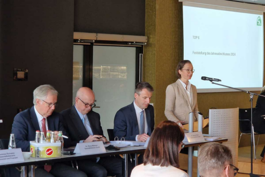 Foto: Finanzvorständin Vanessa Richwien stellte der Mitgliederversammlung den FN-Haushalt vor - Fotograf: FN
