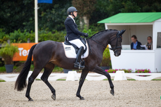 Foto: Heidemarie Dresing verteidigt ihren EM-Titel erfolgreich. Mit ihrer Oldenburger Stute Poesie gewinnt sie in Ermelo Gold - Fotograf: (c) FEI/Leanjo de Koster
