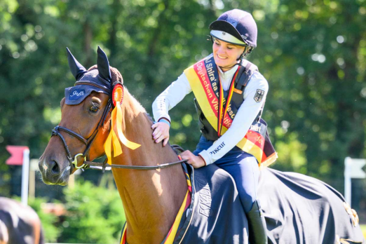 Foto: Barcley gewinnt unter Anna-Lena Schaaf die Konkurrenz der fünfjährigen Buschpferde - Fotograf: (c) Tanja Becker/Equitaris
