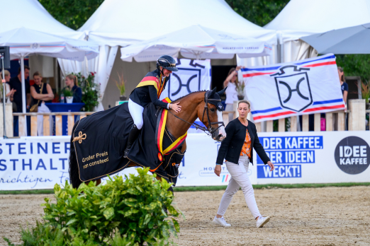 Foto: Bei den sechsjährigen Springpferden überzeugten sie im Stechen: Mini Million und Pia-Luise Baur - Fotograf: (c): Dr. Tanja Becker/Equitaris