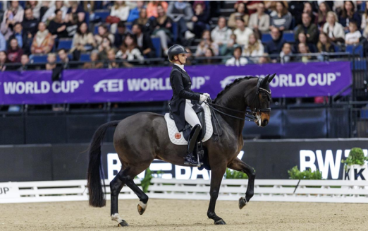 Foto: Jessica von Bredow-Werndl und Diallo BB, Sieger des FEI Dressage World Cup™ 2025/2026 - Stuttgart (GER) - Fotograf: © FEI / Stefan Lafrentz