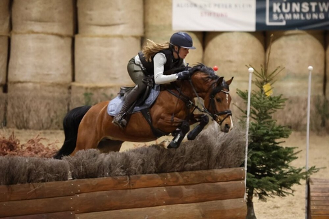 Foto: Sarah Schmierer bei der Vorstellung eines Ponys in Nußdorf - Fotograf: Privat