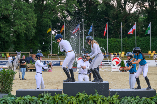 Foto: Champagnerdusche der Local Champions League. - Fotograf: Equitaris Foto: Champagnerdusche der Local Champions League. - Fotograf: Equitaris