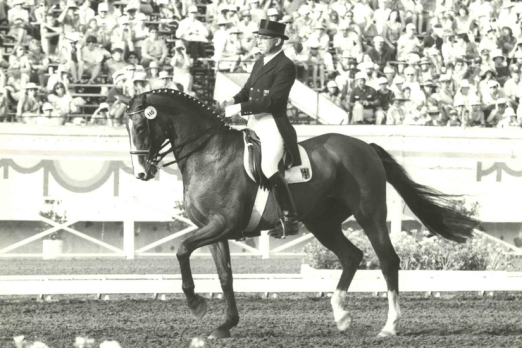 Foto: Vom ersten Bundeschampionat 1976 zum Olympiasieg : Vize-Bundeschampion Ahlerich und sein Reiter Dr. Reiner Klimke. - Fotograf: Archiv Pferdesport Deutschland (c) Hugo Czerny Foto: Vom ersten Bundeschampionat 1976 zum Olympiasieg : Vize-Bundeschampion Ahlerich und sein Reiter Dr. Reiner Klimke. - Fotograf: Archiv Pferdesport Deutschland (c) Hugo Czerny