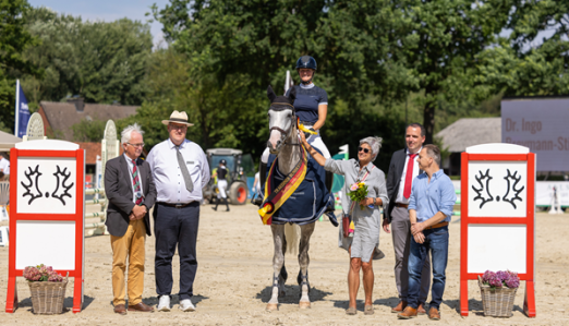 Foto: Der gekörte TIO’S TIAGO v. Cook du Midour AA - Hirtentanz, seinerzeit bester Springhengst der Körung und bereits für das Bundeschampionat der fünfjährigen Vielseitigkeitspferde qualifiziert, ist der fünfjährige Trakehner Springchampion 2026. Gezogen von Madlen Mager, steht er im Besitz der TIO 2032 Trakehner Initiative Olympia und wurde vorgestellt von Sophie Leube - Fotograf: Wiecha