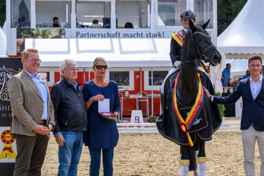Foto: Gut Neuenhofs Moon River, mit Danica Duen Bundeschampionesse der dreijährigen Stuten und Wallache, mit ihren Züchter Sandra und Dr. Axel Schürner. - Fotograf: (c) Equitaris/Gesine Grömping Foto: Gut Neuenhofs Moon River, mit Danica Duen Bundeschampionesse der dreijährigen Stuten und Wallache, mit ihren Züchter Sandra und Dr. Axel Schürner. - Fotograf: (c) Equitaris/Gesine Grömping
