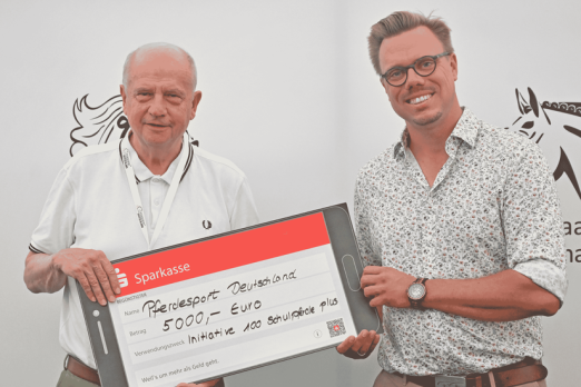 Foto: Martin Richenhagen nahm den Scheck für 100 Schulpferde plus von Florian Franzpötter entgegen. - Fotograf: Wulf Rohwedder Foto: Martin Richenhagen nahm den Scheck für 100 Schulpferde plus von Florian Franzpötter entgegen. - Fotograf: Wulf Rohwedder