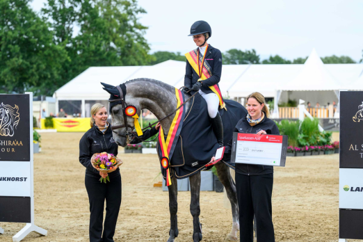 Foto: Sophie Hinners präsentiert mit Cincinnati auch den Bundeschampion der sechsjährigen Springpferde 2026. - Fotograf: (c) Equitaris Foto: Sophie Hinners präsentiert mit Cincinnati auch den Bundeschampion der sechsjährigen Springpferde 2026. - Fotograf: (c) Equitaris