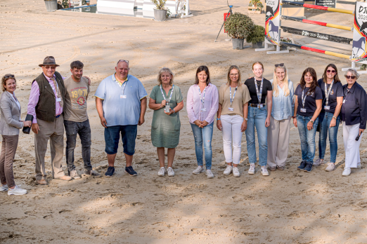 Foto: Der RFV Zeiskam ist mit der Graf-Rantzau-Trophäe ausgezeichnet worden - Fotograf: (c) Scherer