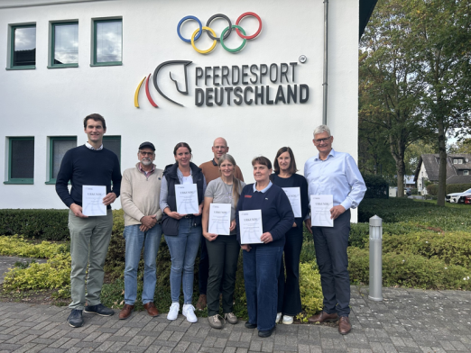 Foto: Bei der Jubiläumsveranstaltung in Warendorf wurden Pferdebetriebe mit einer Urkunde ausgezeichnet, die seit 25 Jahren oder länger Mitglied im Verband sind - Fotograf: © Pferdesport Deutschland Foto: Bei der Jubiläumsveranstaltung in Warendorf wurden Pferdebetriebe mit einer Urkunde ausgezeichnet, die seit 25 Jahren oder länger Mitglied im Verband sind - Fotograf: © Pferdesport Deutschland